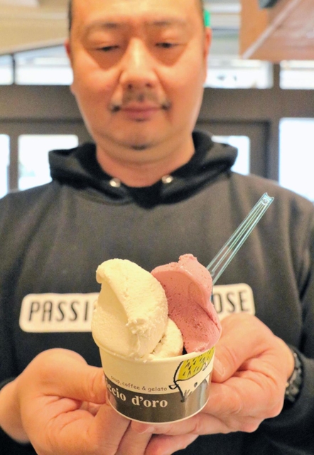 ジェラートを手にする「リッチョドーロ」の末廣憲賴さん＝神戸市中央区八幡通４