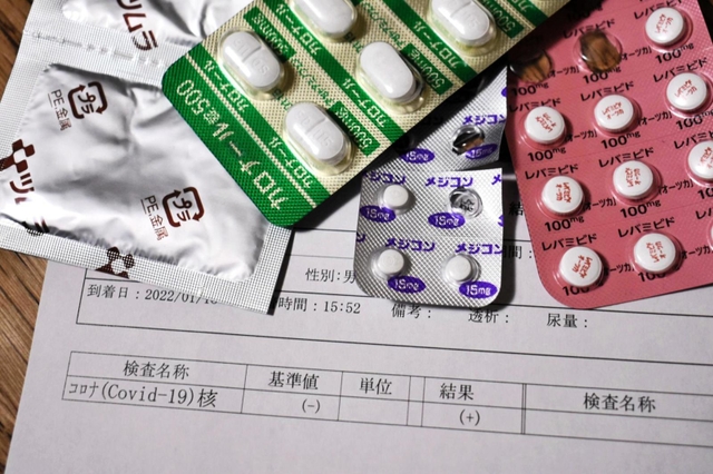 病院から処方された解熱剤とせき止め薬だけが頼りだった＝神戸市内
