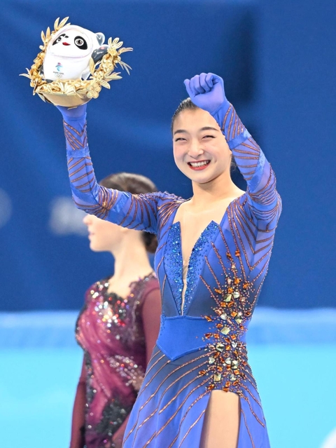 フィギュアスケート女子で３位になり、笑顔でガッツポーズする坂本花織＝北京（撮影・堀内　翔）