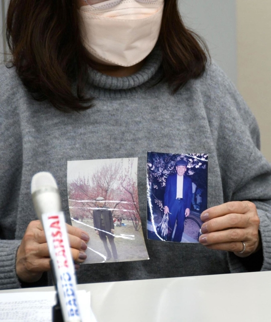 高橋さんの写真を手に会見に臨む女性＝２２日午後、神戸市中央区