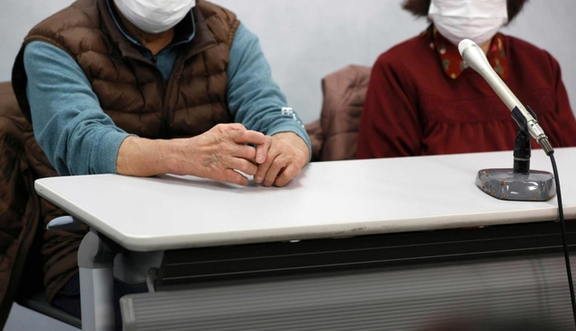 旧優生保護法を巡る訴訟の大阪高裁判決を受け、記者会見する原告の男性（左）と女性＝２２日午後、大阪市