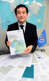 ＷＨＯ神戸センターの茅野龍馬医官らが手掛けた災害医療研究の指針＝神戸市中央区脇浜海岸通１、同センター