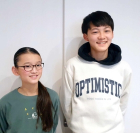 髪を切る前の松下翔紀君（左）と兄の嘉秀さん