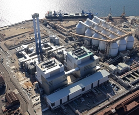 並び立つ神戸発電所３号機（右）と４号機（左）。３号機は営業運転が始まり、４号機は建設中＝１月２２日、神戸市灘区灘浜東町２（撮影・小林良多）