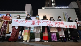 横断幕を持ち、支援を求めるミャンマー出身者ら＝１日午後、神戸市中央区三宮町１（撮影・坂井萌香）