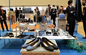 漁網を再利用した素材で作った靴。ＳＤＧｓを意識した地場産業の取り組みだ