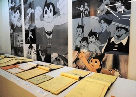 貴重な絵コンテなどが並ぶ企画展＝東京都豊島区