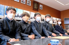 近畿農政局の表彰を受けた（左から）下川智也さん、三輪大志朗さん、古川雄也さん、丸山蒼生さん、大久保由璃杏さん＝東洋大付属姫路高校