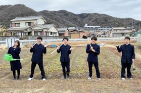 ３年間耕してきた畑に立つ部員たち