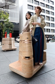 決められたルートを自動走行するゲキダンイイノ社製の新型モビリティ＝神戸市中央区浪花町（撮影・長嶺麻子）