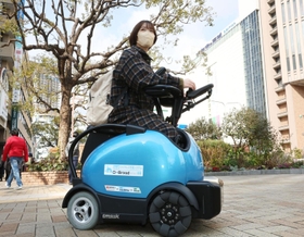 テムザック社製の低速小型モビリティ＝同区加納町５（撮影・長嶺麻子）