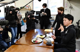 休暇先で仕事をする「ワーケーション知事室」を初めて行った斎藤元彦知事。地元の食材で昼食を取り、住民らと触れ合った＝昨年１２月、兵庫県多可町