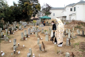 共同墓地で営まれた閉眼供養。２９９基の墓の多くが寺院墓地などに改葬された＝２０２１年１０月３０日、兵庫県播磨町上野添
