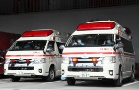 出動する兵庫消防署の救急車。最近、病院との搬送調整が難しくなったという＝神戸市兵庫区荒田町１