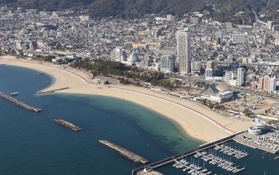 海側から見た須磨海岸。隣接する海浜公園の刷新に合わせ、再整備に乗り出す＝神戸市須磨区（撮影・小林良多）