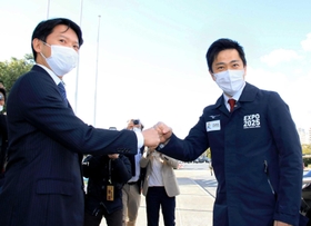 関西の成長戦略で連携を確認する兵庫県の斎藤元彦知事（左）と大阪府の吉村洋文知事＝昨年１２月、西宮市の新西宮ヨットハーバー
