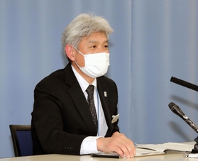 兵庫県が４日から「疑似症患者」（みなし陽性）を認めると発表した県感染症対策課の西下重樹課長＝４日午後、兵庫県庁