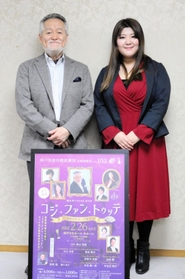 「モーツァルトの原点に戻り、音楽で魅せる公演にしたい」と誓う神戸市室内管弦楽団の鈴木秀美・音楽監督（左）とソプラノの中江早希さん＝神戸文化ホール