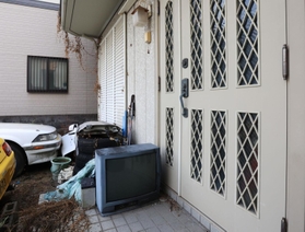 住むはずだった自宅。玄関前に使っていない車を置いている＝神戸市灘区（撮影・吉田敦史）