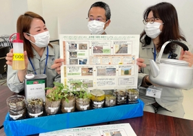 熱湯とシリコーンを使った除草方法のマニュアルを作った兵庫県西宮土木事務所の職員ら＝西宮市内