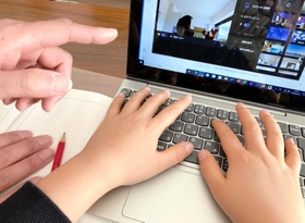 学級閉鎖でオンライン授業を受ける子ども。低学年では親の付き添いが求められている＝神戸市内