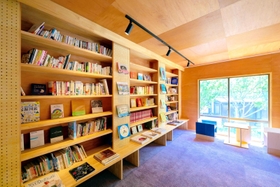 建築士が空き家を改修した私設図書館「世界のはしっこ　Ｂｏｏｋｓ＆Ｆｉｅｌｄ」の内部＝神戸市垂水区塩屋町２（提供写真）