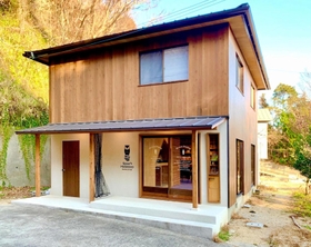 建築家が設計し、空き家を改修した私設図書館「世界のはしっこ　Ｂｏｏｋｓ＆Ｆｉｅｌｄ」＝神戸市垂水区塩屋町２（提供写真）