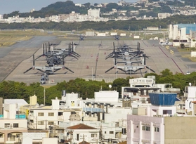 嘉数高台公園から望む普天間飛行場。オスプレイなどの米軍機が並ぶ。住宅や公共施設が基地のすぐそばに迫る＝沖縄県宜野湾市嘉数