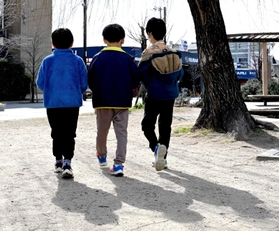 休日に友人と公園で過ごす小学生＝神戸市灘区（撮影・坂井萌香）
