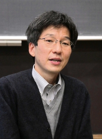 片田孫朝日教諭。自身の名字には、在日朝鮮人である母の名字「孫」も入れている