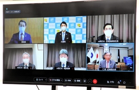 兵庫県の斎藤元彦知事らが参加したＪＲ西日本幹部とのオンライン会議＝７日午前、大阪府立国際会議場
