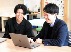 「チューンアップ」を立ち上げた兵庫県立大４年の中嶋翼さん（右）と木村拳己さん＝姫路市本町