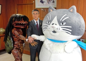 河童妖怪のガジロウ（左）と尾崎吉晴町長（中央）と記念写真を撮るマル＝兵庫県福崎町南田原、福崎町役場