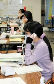 新型コロナ健康相談コールセンターで対応に追われる看護師＝神戸市中央区中山手通５