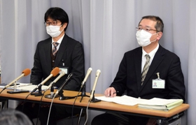 会見で刑事告訴について説明する姫路市幹部＝同市役所