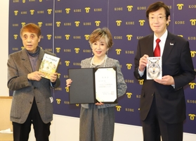 「こども本の森　神戸」名誉館長の委嘱状を手にする竹下景子さん（中央）と安藤忠雄さん（左）、久元喜造神戸市長＝１０日午後、神戸市役所（撮影・辰巳直之）