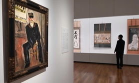 佐伯祐三「郵便配達夫」（１９２８年、左）や白隠の墨蹟などの山本發次郎コレクションを紹介する＝大阪市北区中之島４、大阪中之島美術館（撮影・坂井萌香）