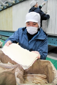 日本酒のもろみを搾って酒と分離された酒かす＝兵庫県香美町香住区小原、香住鶴