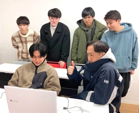 オンラインで小中学生と「授業」をする大学生ら＝東京都内（山田教授提供）