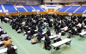４日、姫路市の兵庫県立武道館で行われた甲南大の入試（甲南大提供）