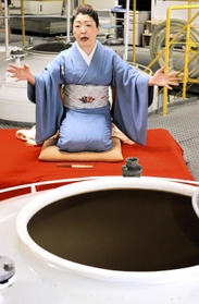 醸造タンクのお酒に落語を聞かせる桂あやめ＝神戸市東灘区、神戸酒心館