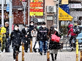 朝から冷え込み、雪が降った神戸の市街地＝１６日午前１０時３５分、神戸市中央区（撮影・秋山亮太）