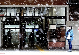 雪が舞った神戸駅周辺＝１６日午前、神戸市中央区