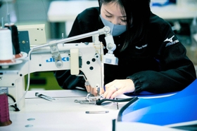 北京冬季五輪のウエアを縫製するミズノ生産子会社の氷上工場の従業員（ミズノ提供）