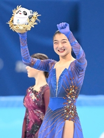 フィギュアスケート女子で３位になり、笑顔でガッツポーズする坂本花織＝北京（撮影・堀内　翔）