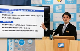 新型コロナウイルスまん延防止等重点措置の解除について国の考え方に沿う方針を示す兵庫県の斎藤元彦知事＝18日午後、兵庫県庁（撮影・大島光貴）
