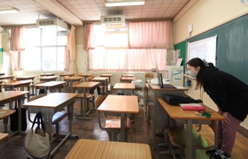 学級閉鎖中、画面越しの子どもたちに向けて授業をする教員＝川西市久代３、川西南中学校（撮影・吉田敦史）