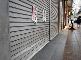 スケボーでターンをする壁代わりに使われ、破損したシャッター＝１月下旬、神戸市中央区三宮町１