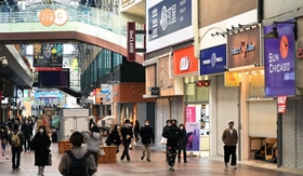 スケボーの乗り入れ禁止に踏み切る三宮センター街１丁目商店街。人通りの多い日中は道交法の規制対象となり得る＝神戸市中央区三宮町１