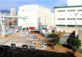 くだんのイノシシが最後に確認された場所。発見当時は草刈りの作業中で、一部が草むらになっていた＝神戸市中央区小野浜町、神戸港湾事務所